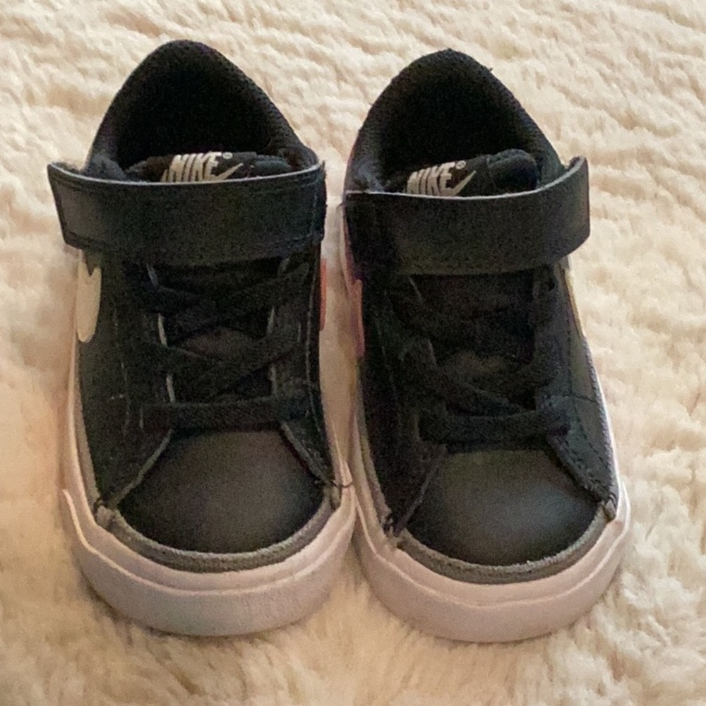 EUC Nike Court Legacy